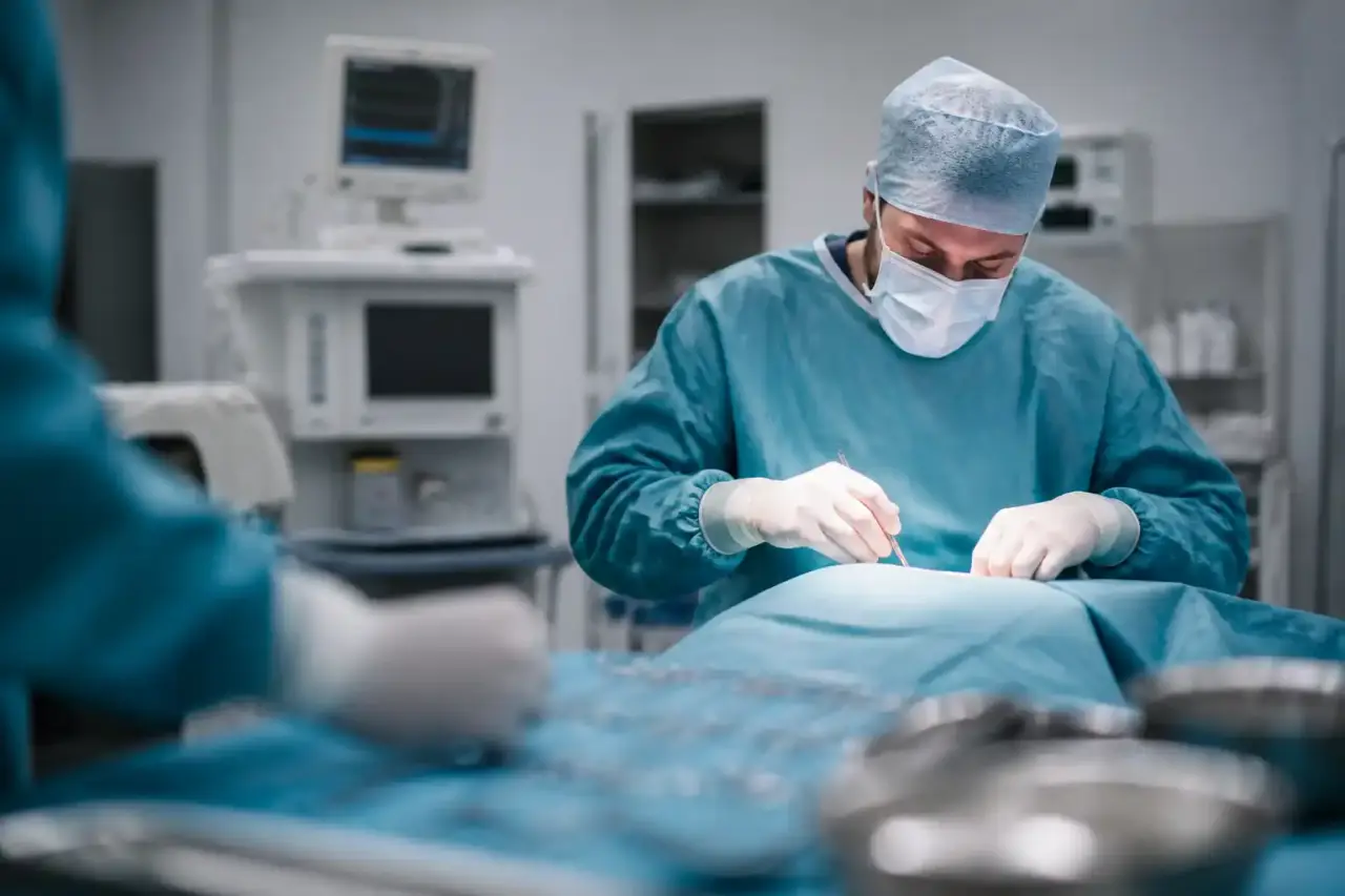 Chirurgien orthopédiste préparant un protocole d'analgésie orale avant une intervention